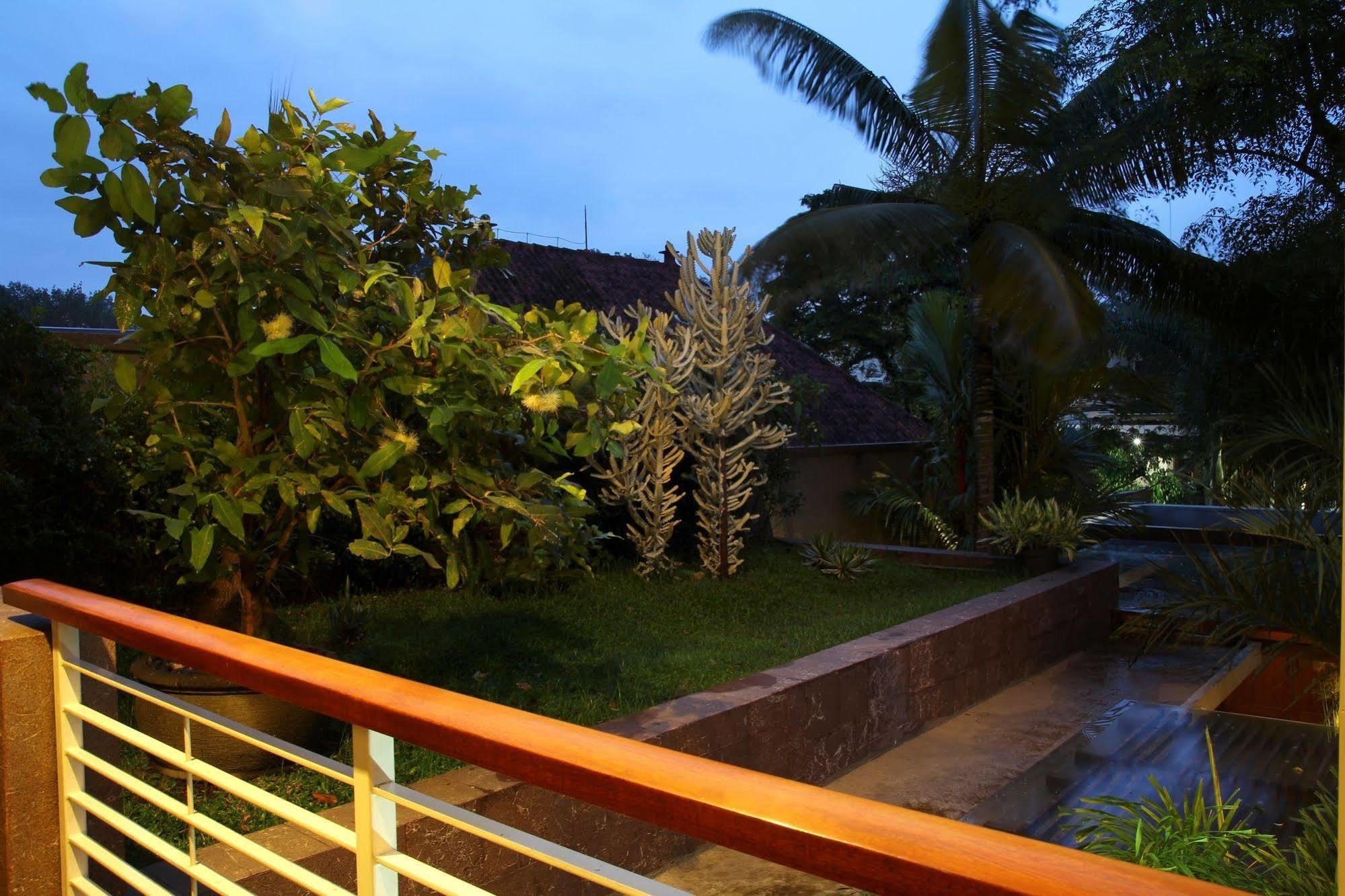 COZY Boutique Pensión Malang Exterior foto