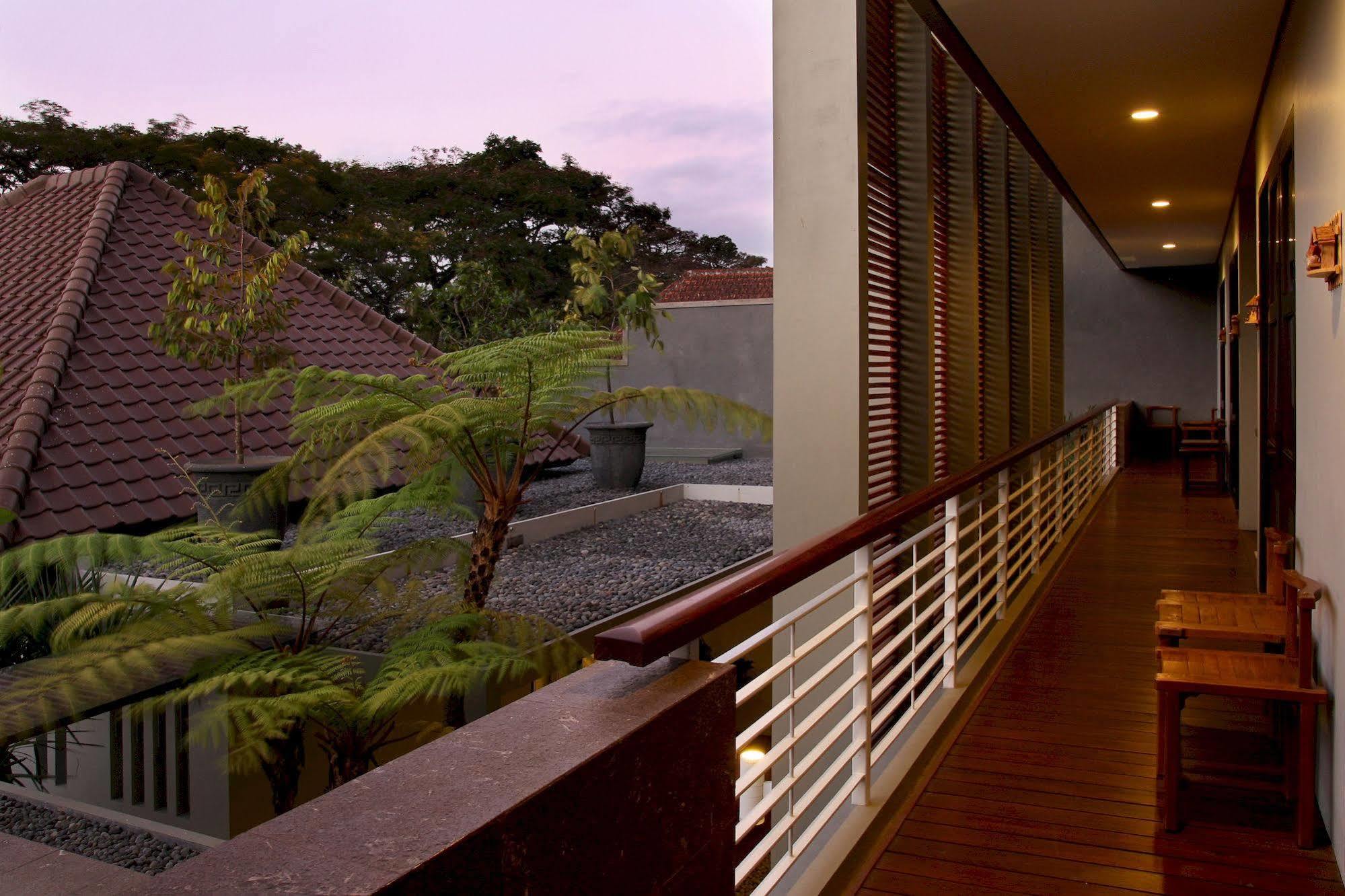 COZY Boutique Pensión Malang Exterior foto