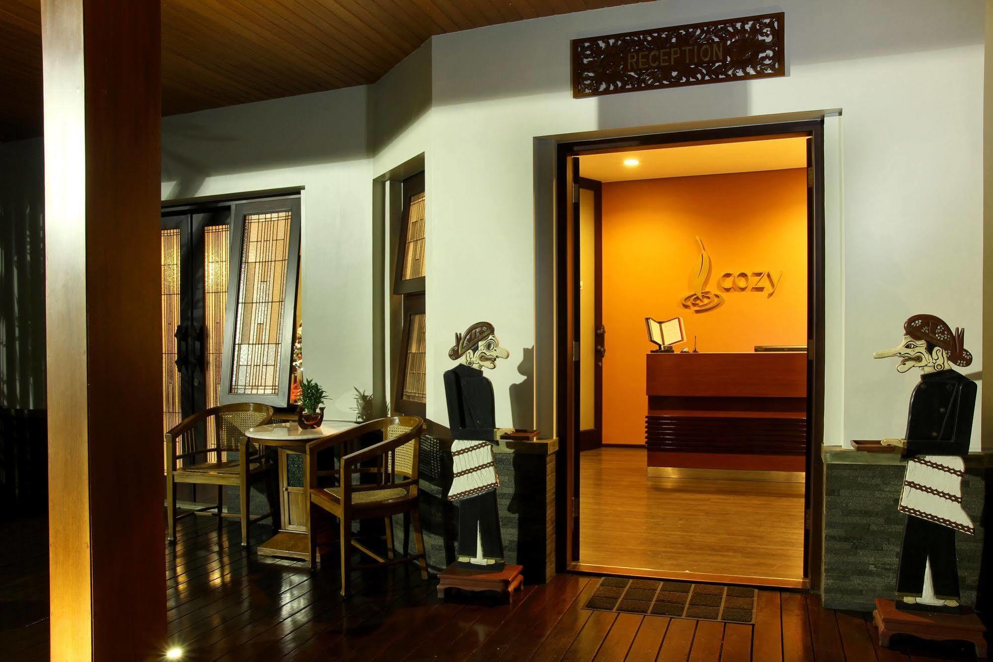 COZY Boutique Pensión Malang Exterior foto