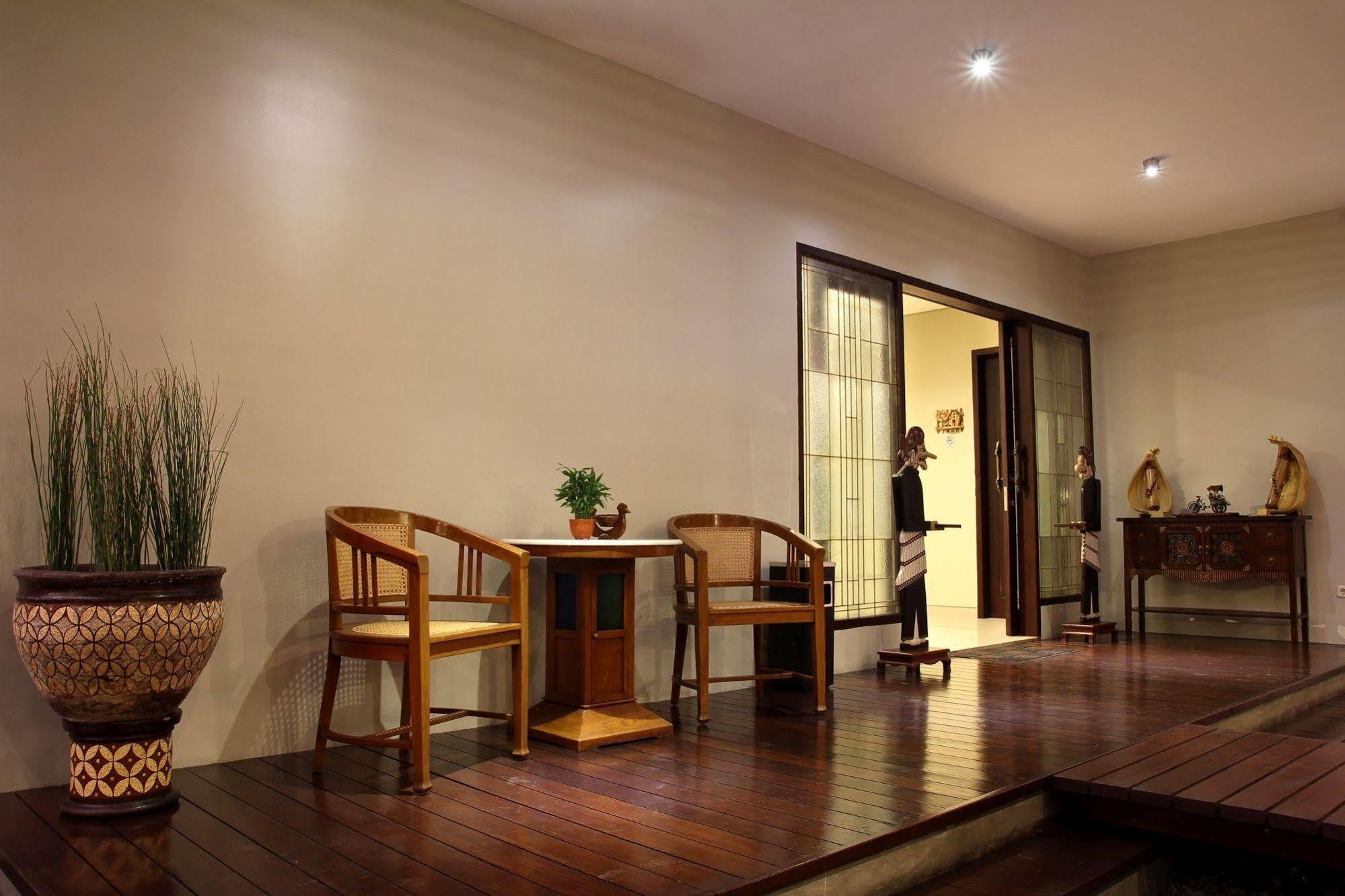 COZY Boutique Pensión Malang Exterior foto