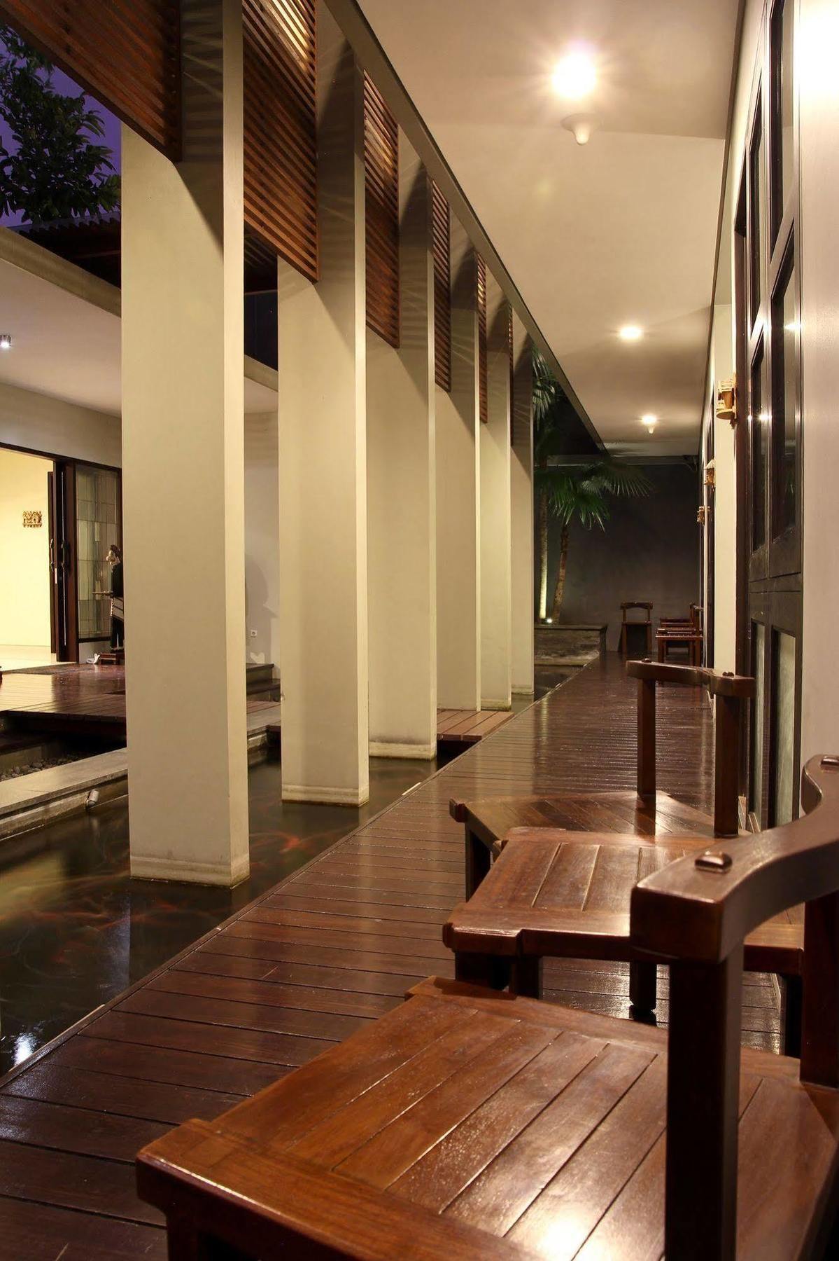 COZY Boutique Pensión Malang Exterior foto
