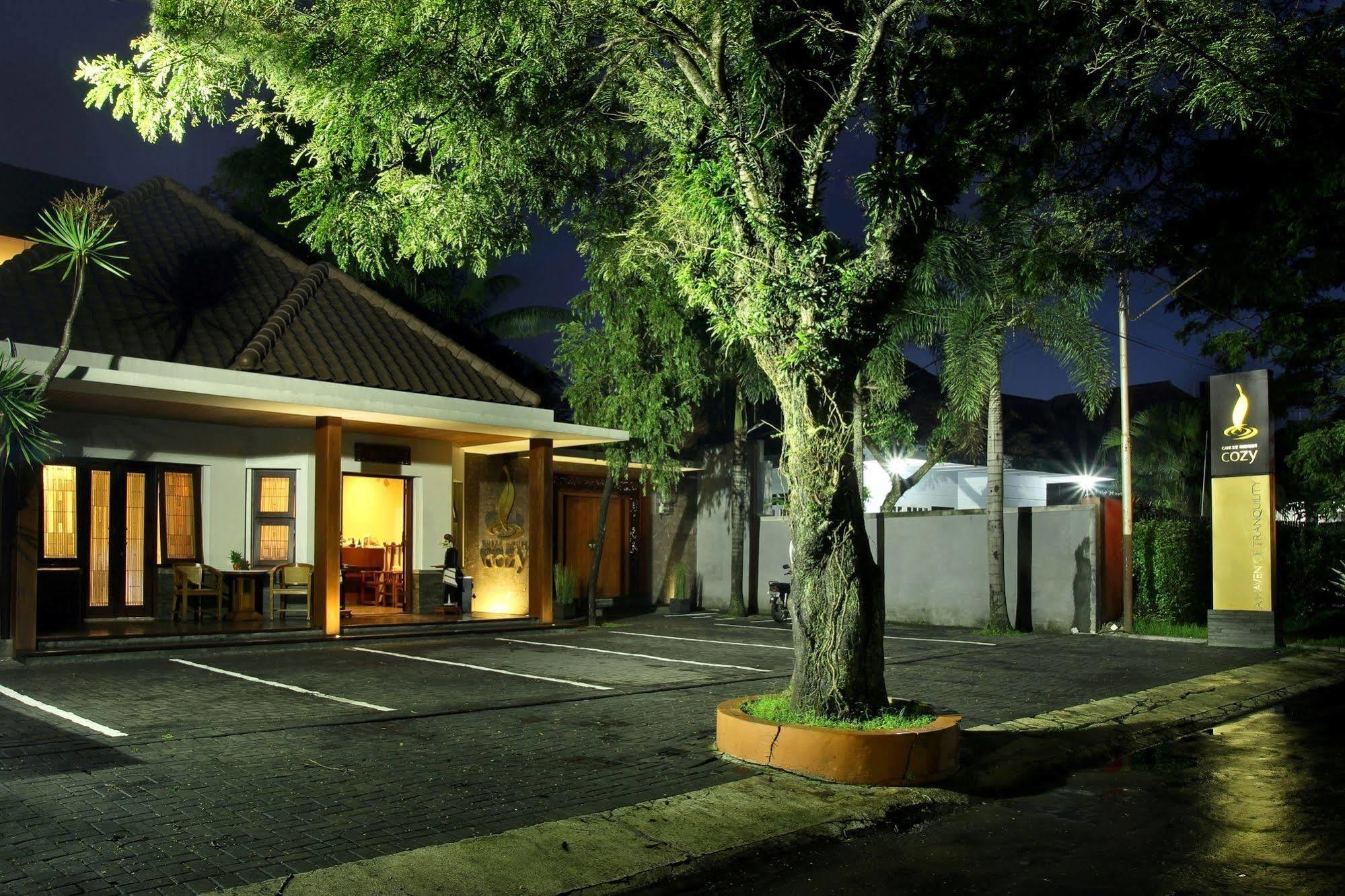COZY Boutique Pensión Malang Exterior foto